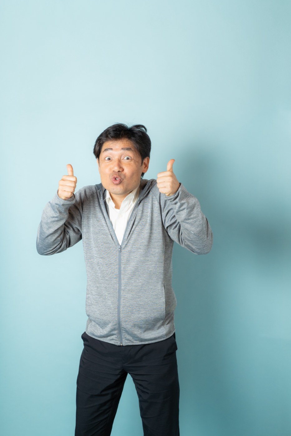 サムズアップする田端さん